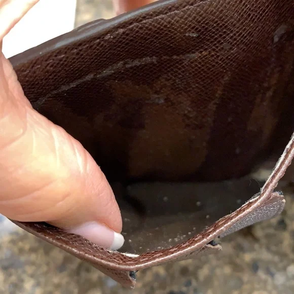 🛍️HOST PICK🛍️7/19/24🛍️06/12/24 🛍️VINTAGE LOUIS VUITTON DAMIER COMPACT WA… - Picture 15 of 16